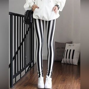 Stripped black and white leggings BWL 1